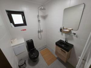 Koupelna v ubytování Evernest + 37 fotografií