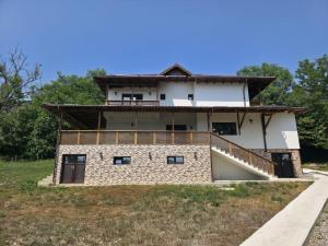 ein Haus mit Balkon auf einem Hügel in der Unterkunft Evernest Guesthouse in Arefu
