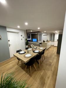 una sala da pranzo e una cucina con tavolo e sedie di Le Parifou Family home in Riom Puy de Dome a Riom Altre 27 foto