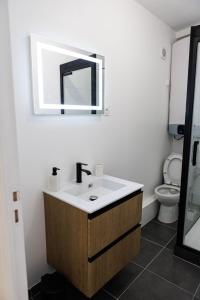 Koupelna v ubytování Le Soleil Cormeillais