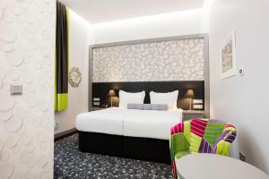Postel nebo postele na pokoji v ubytování Hotel Central Sarajevo - Gym, Pool & Spa