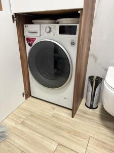 y baño con lavadora. en Apartament Pod Areną, en Cracovia