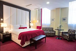 Postel nebo postele na pokoji v ubytování Hotel Central Sarajevo - Gym, Pool & Spa