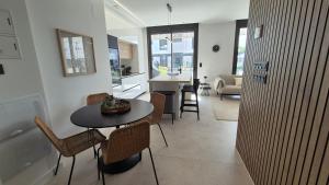 a kitchen and living room with a table and chairs at Casa Soluna -Santa Rosalia Lake and Life Resort in Torre-Pacheco