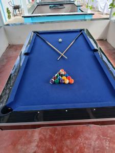 a pool table with a clock on top of it at Paraíso Vacacional FERNANDO in Polo