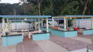a blue building with tables and chairs in a yard at Paraíso Vacacional FERNANDO in Polo