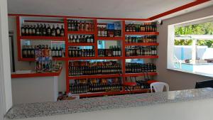 a bar with shelves filled with bottles of wine at Paraíso Vacacional FERNANDO in Polo