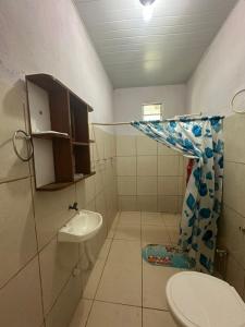 Un baño pequeño con inodoro y lavabo. en Espaço Shekinah, en Engenho Araci