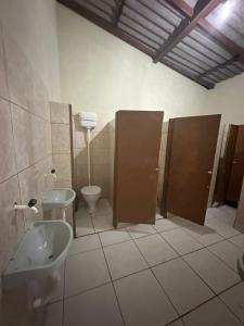 y baño con lavabo, aseo y taburetes. en Espaço Shekinah, en Engenho Araci