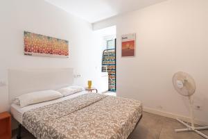 a bedroom with a bed and a fan at Tu casa en Madrid in Madrid