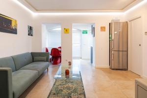 a living room with a couch and a table at Tu casa en Madrid in Madrid
