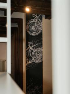 ściana z namalowanymi na niej rysunkami rowerów w obiekcie Alp Apartments SKI & BIKE - Vevey23 w Aoście