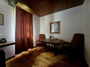 a room with a table and two chairs and a window at Konsdreffermillen B&B in Müllerthal