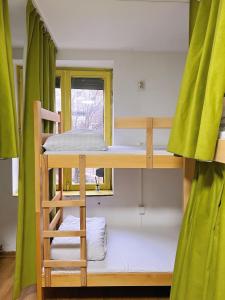 Ένα ή περισσότερα κρεβάτια σε δωμάτιο στο Eleven Hostel