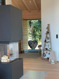 una cucina con un portico con un albero di Natale di Oaktree-Cottage a Löhnberg