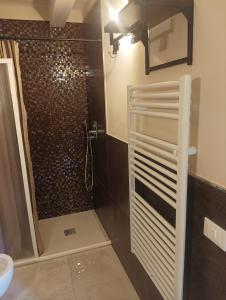 Yolunamar -appartamento- في ألتيدونا: حمام مع دش وباب زجاجي