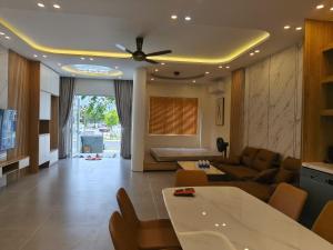 Χώρος καθιστικού στο VILLA ATH NOVAWORLD Phan Thiết 3PN