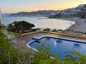 Blick auf den Strand und den Pool in der Unterkunft Vista al mar con piscina in Faro de Cullera