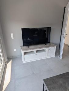 un soggiorno con una grande TV a schermo piatto di Ferienwohnung Sophia a Herbstein