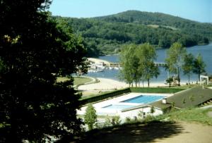 - une vue sur un lac avec une piscine dans l'établissement VVF La Salvetat, à La Salvetat-sur-Agout