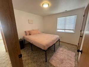 Giường trong phòng chung tại Monica and Rachel's Friends Apt