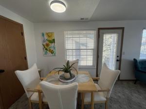 Khu vực ghế ngồi tại Monica and Rachel's Friends Apt +6 ảnh