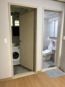 une salle de bain avec machine à laver et toilettes dans l'établissement Marina Residence Hotel, à Busan 11 autres photos
