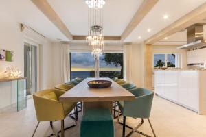 een keuken en eetkamer met een tafel en stoelen bij Stunning 6 Bedroom Villa in Andratx, 1014 in Andratx