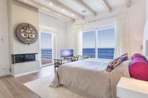 een slaapkamer met een bed en uitzicht op de oceaan bij Stunning 6 Bedroom Villa in Andratx, 1014 in Andratx +33 foto's