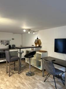 a room with a table and chairs and a television at Ruhige 1 Zimmerwohnung Souterrain in Bortfeld