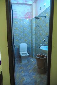 Ένα μπάνιο στο Heramb pg house