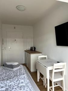 a room with a bed and a table and chairs at Kleine Wohnung mit Teeküche in Bleckede