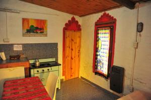 a kitchen with a stove and a stained glass window at El Patio Valiente in Capilla del Monte