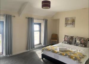ein Schlafzimmer mit einem Bett und einem Fenster in der Unterkunft 284 - Room 8 - Beachfront - Fantastic Sea views in Swansea + 4 Fotos