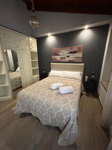 een slaapkamer met een bed met twee handdoeken erop bij Apartamentos Turisticos Ilusiones 2 in Cazalla de la Sierra