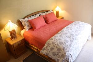 A bed or beds in a room at Casa Corazon de Plata Suites