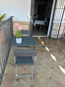 een tafel en stoelen op een terras bij Apartamentos Turisticos Ilusiones 2 in Cazalla de la Sierra