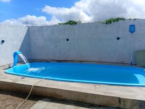 ein Tauchbecken mit einem Brunnen im Hinterhof in der Unterkunft Recepções3d casa aconchegante com piscina in Campina Grande + 14 Fotos