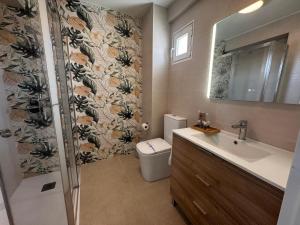 Et badeværelse på Apartamentos Turísticos Las Claras 2 + 9 billeder