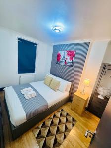 a small bedroom with a bed and a window at Stylish 1BR Flat Kings Cross, Central London in London