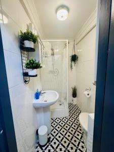 a bathroom with a sink and a shower and a toilet at Stylish 1BR Flat Kings Cross, Central London in London