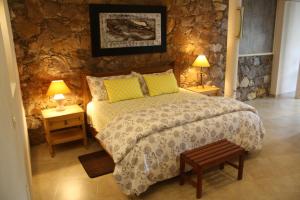 um quarto com uma cama e duas mesas com candeeiros em Casa Corazon de Plata Suites em Guanajuato