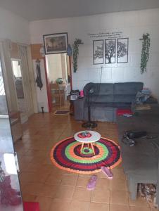 sala de estar con sofá y mesa en el suelo en Renata, en Belém