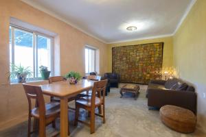 a living room with a table and a couch at Hostal Nazarí in Cogollos De La Vega