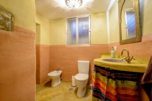 un bagno con un water e un lavandino di Hostal Nazarí a Cogollos De La Vega Altre 58 foto