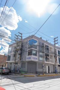 ワラスにあるAmplio departamento 3 dorm-Centro Huarazの通りの角にある建物