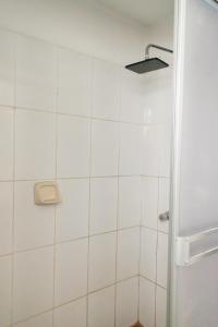 ワラスにあるAmplio departamento 3 dorm-Centro Huarazの白いタイルのシャワー付きのバスルーム