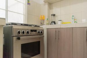 ワラスにあるAmplio departamento 3 dorm-Centro Huarazのキッチン(ステンレス製のコンロ、キャビネット付) +14枚の写真