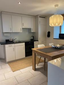 Kuchyň nebo kuchyňský kout v ubytování Zentrale Wohnung in ruhiger Lage in Baltschieder