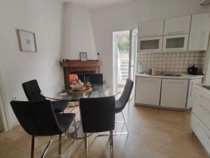 une cuisine avec une table et des chaises dans une cuisine dans l'établissement Kuća za odmor Vila Elza, à Rijeka